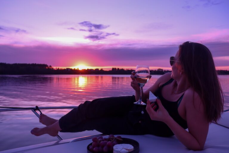 Read more about the article Chasing Sunsets: The Romance of Evening Cruises